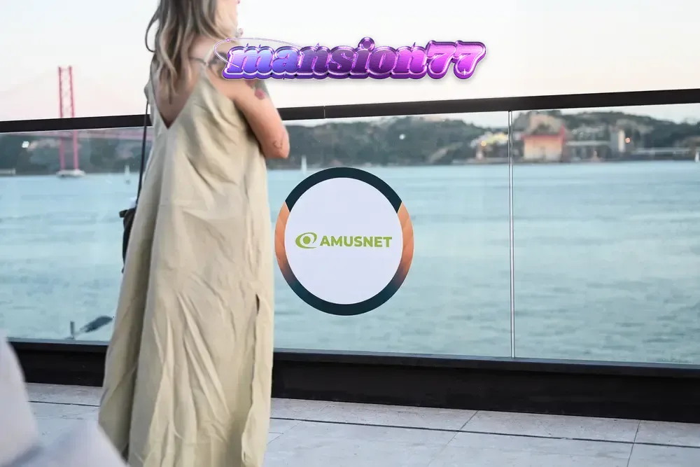 Logo Amusnet dan simbol kasino digital yang melambangkan ekspansi pasar Alberta